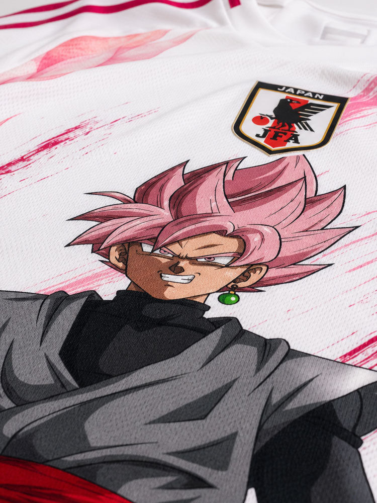 Zoom du maillot du Japon 2026 "Black Goku Rosé" avec visuel Dragon Ball et écusson japonais
