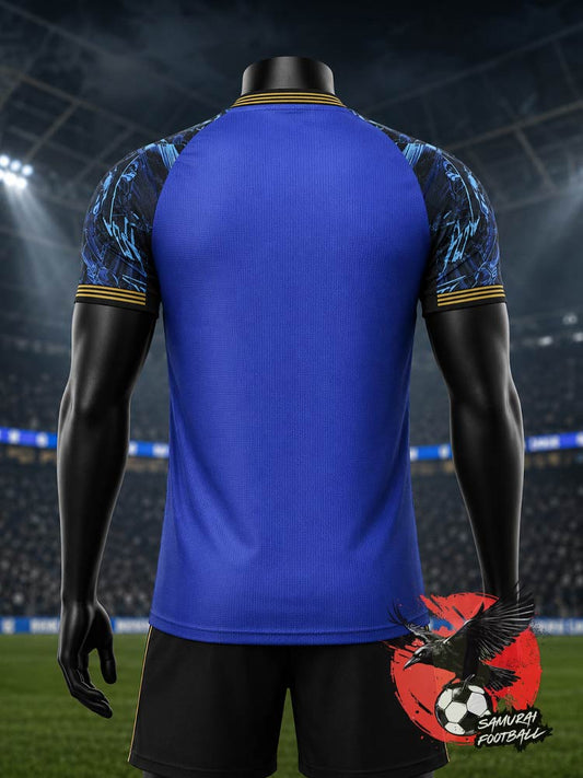 Maillot de football Japon Blue Lock bleu, vue de dos avec épaules imprimées et col doré