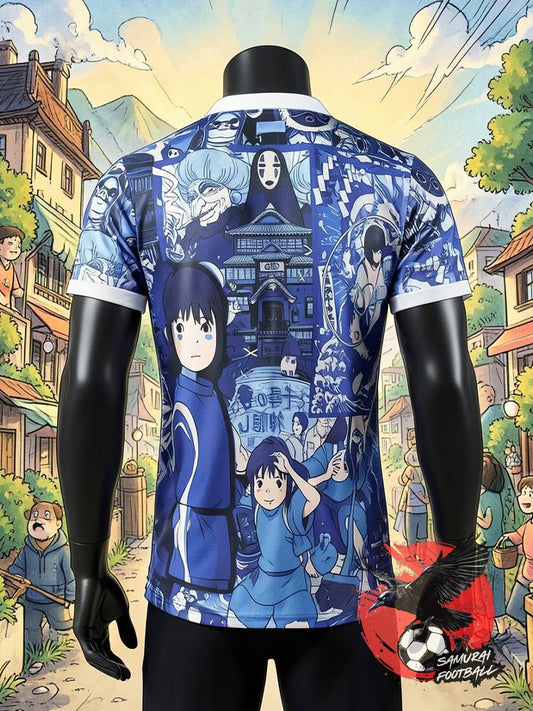 Dos du maillot du Japon Le Voyage de Chihiro - Chihiro en grand format entourée des esprits et créatures du film