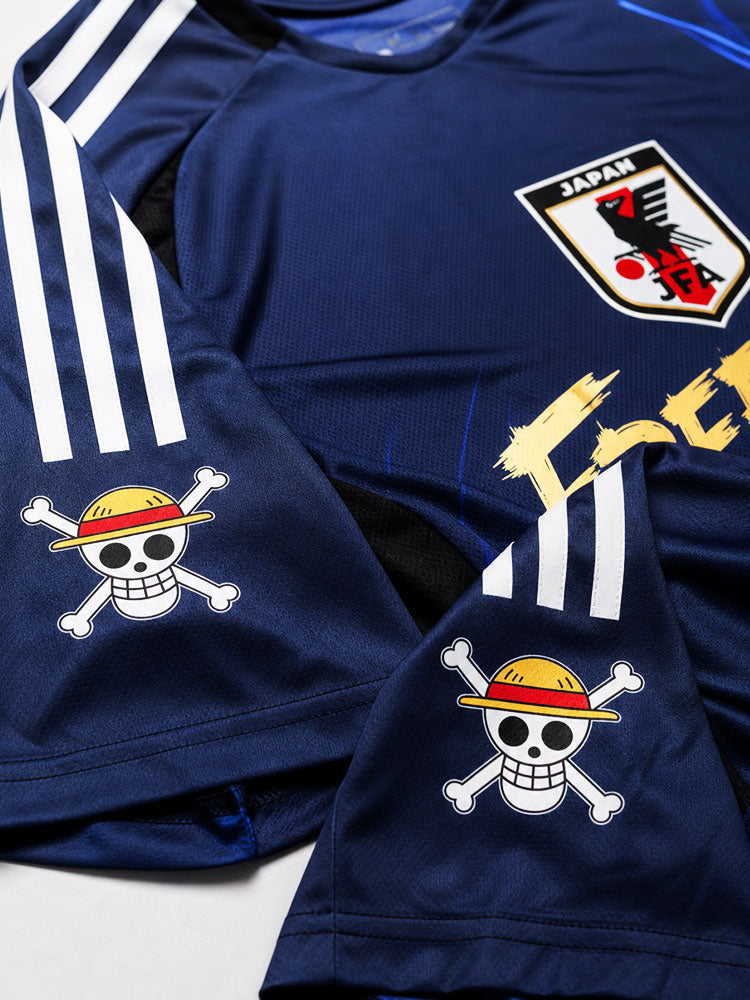 Zoom manches du maillot du Japon 2026 "Freedom" avec détails One Piece et écusson japonais
