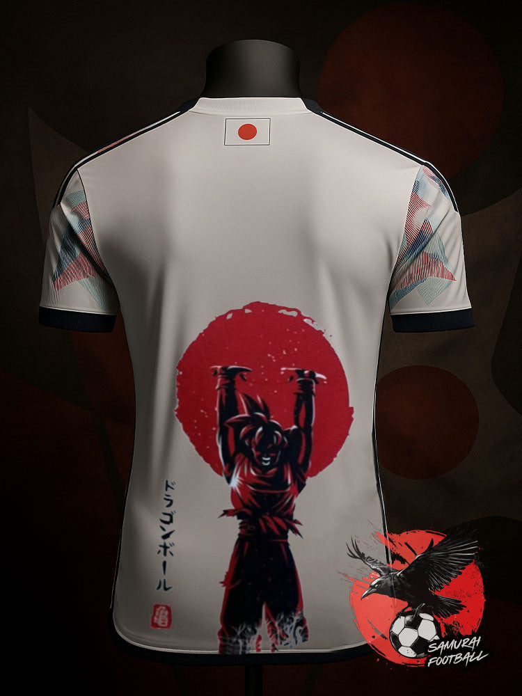 Dos du maillot Japon x Dragon Ball blanc avec Goku levant les bras devant un soleil rouge, design inspiré du Japon.