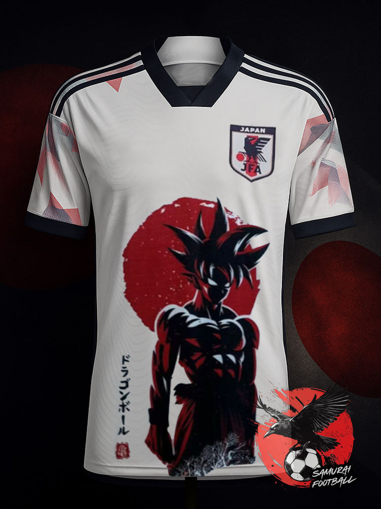 Face du maillot Japon x Dragon Ball blanc avec Goku sur fond de soleil rouge, logo JFA brodé.