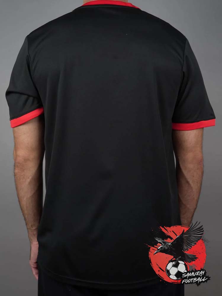 Dos du maillot Japon noir Dragon Ball, coupe classique sans design, col et manches rouges.