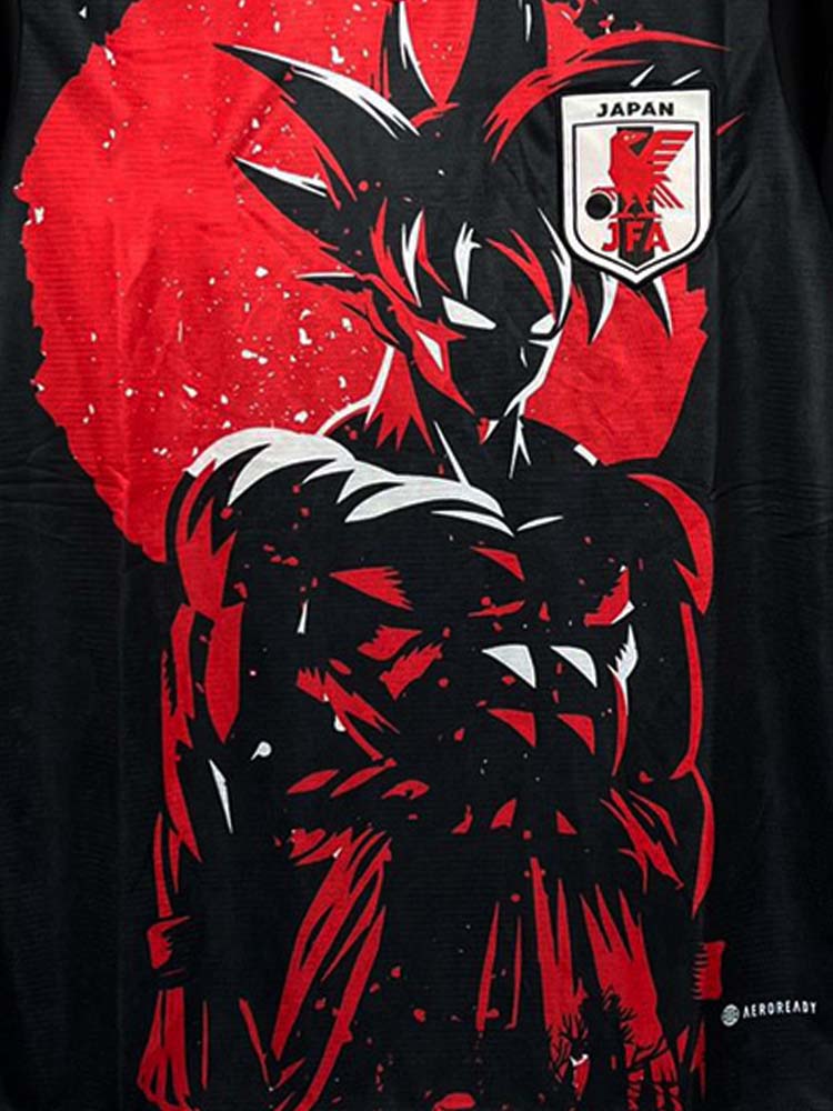 Vue de face du maillot Japon Dragon Ball noir porté, Goku devant un cercle rouge, logo JFA visible.