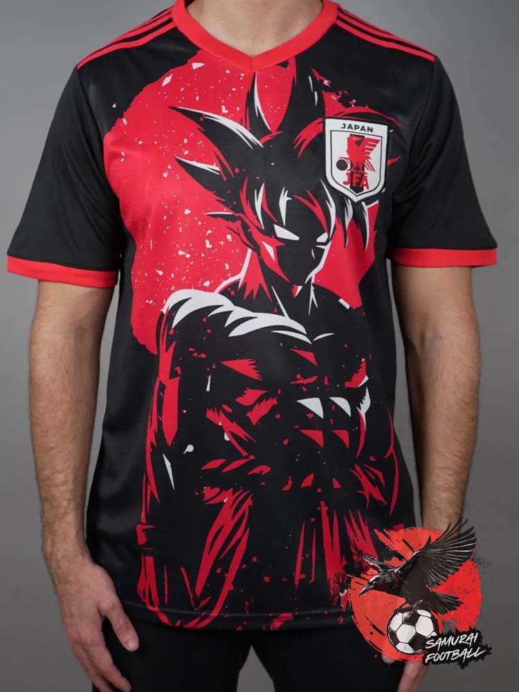Maillot Japon noir Dragon Ball porté par mannequin, Goku en rouge sur fond éclaté stylisé.