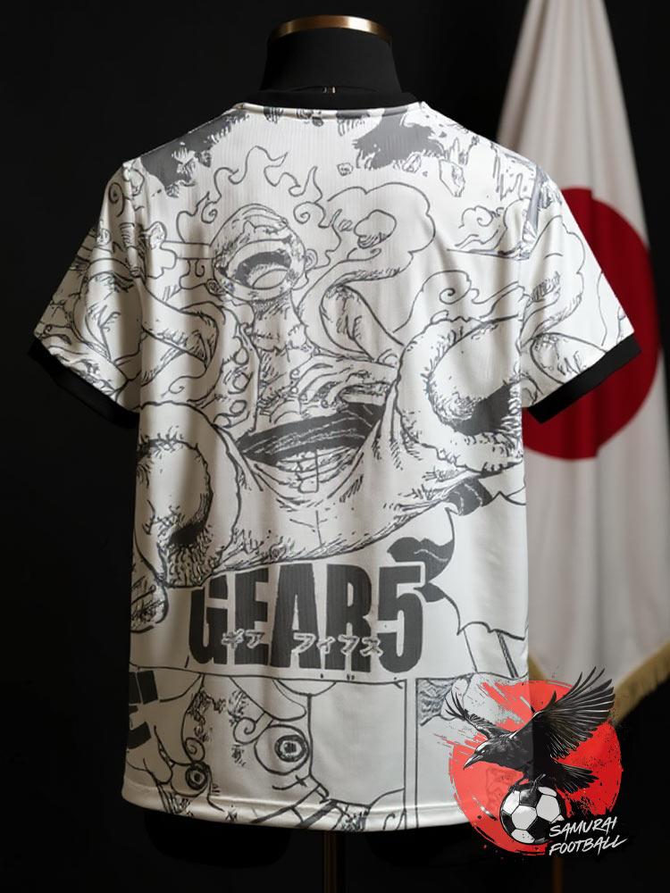 Maillot du Japon de One Piece avec Luffy en arrière-plan sous sa forme de Gear 5