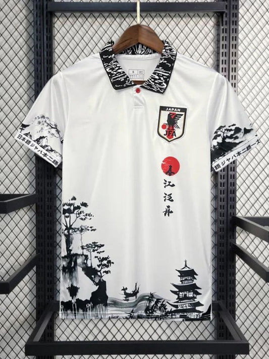 Maillot de football 'Torii' du Japon en blanc avec art encre de Chine, symbolisant la spiritualité et la tradition des sanctuaires shinto