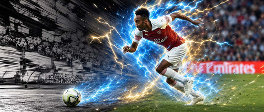 Aubameyang en pleine course sur un terrain de football, entouré d’une aura électrique bleue et dorée, avec une transition visuelle entre photo réaliste et style manga dynamique.