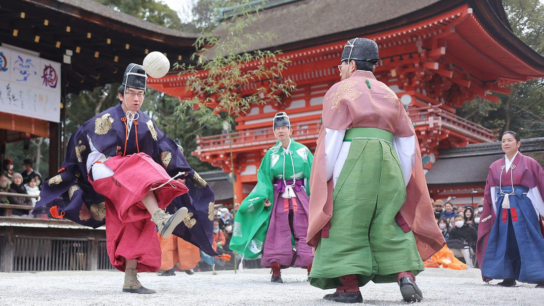 Hommes jouant au kemari dans un temple japonais
