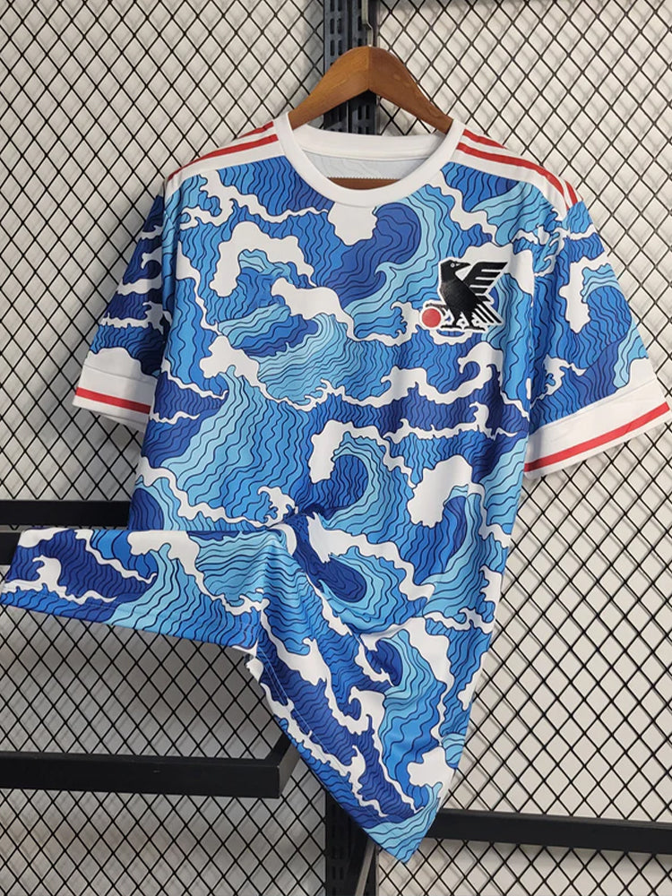 Maillot de football concept bleu de l'équipe du Japon décoré avec les vagues de Kanagawa de l'artiste Hokusai