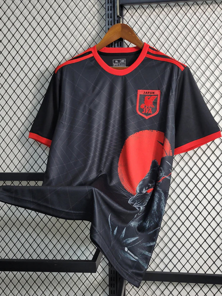Maillot de football concept de l'équipe du Japon, noir et rouge, avec un tigre noir et un soleil levant rouge
