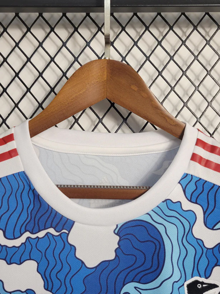 col du Maillot de football concept bleu de l'équipe du Japon décoré avec les vagues de Kanagawa de l'artiste Hokusai