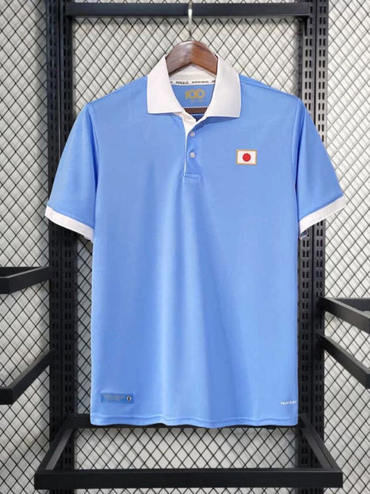 Maillot rétro du Japon en bleu ciel avec détails classiques, combinant tradition et modernité pour les amateurs de football et de culture vintage