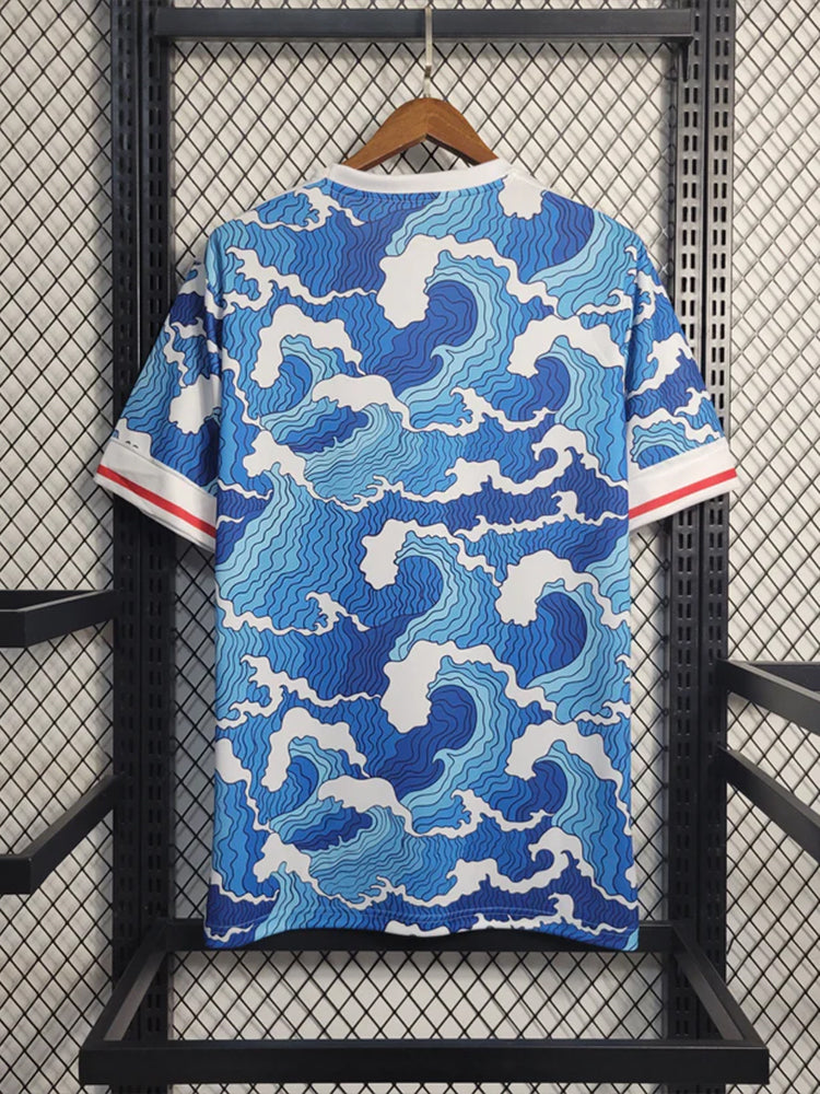 dos du Maillot de football concept bleu de l'équipe du Japon décoré avec les vagues de Kanagawa de l'artiste Hokusai