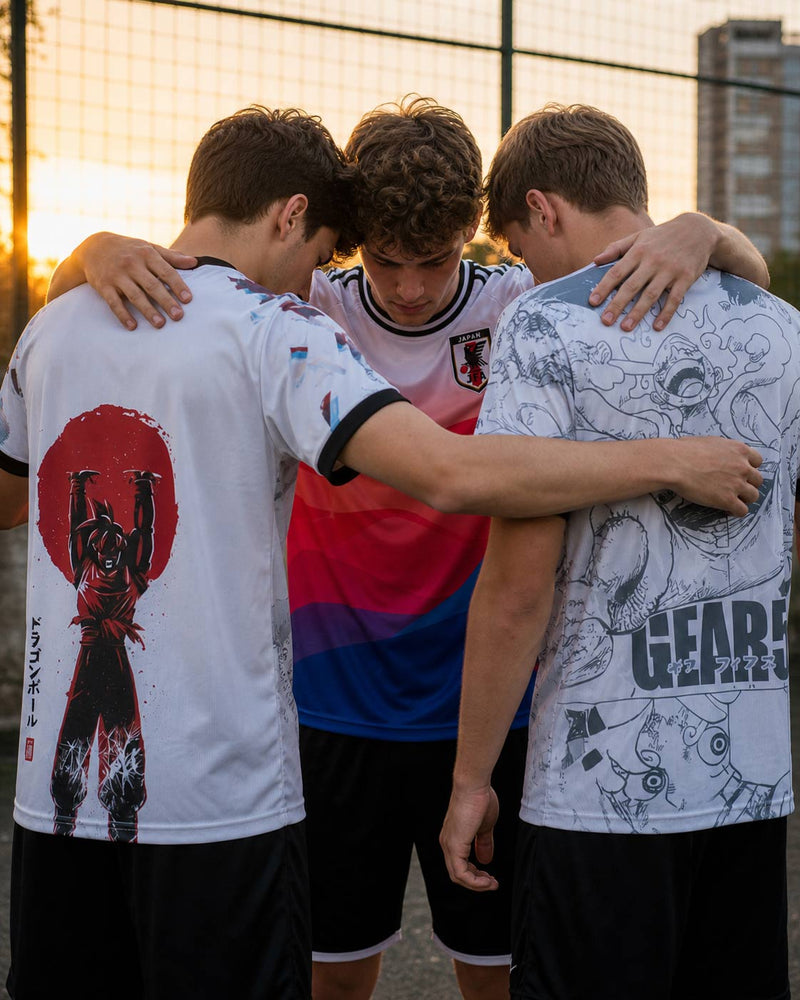 Trois amis avec des maillots du Japon