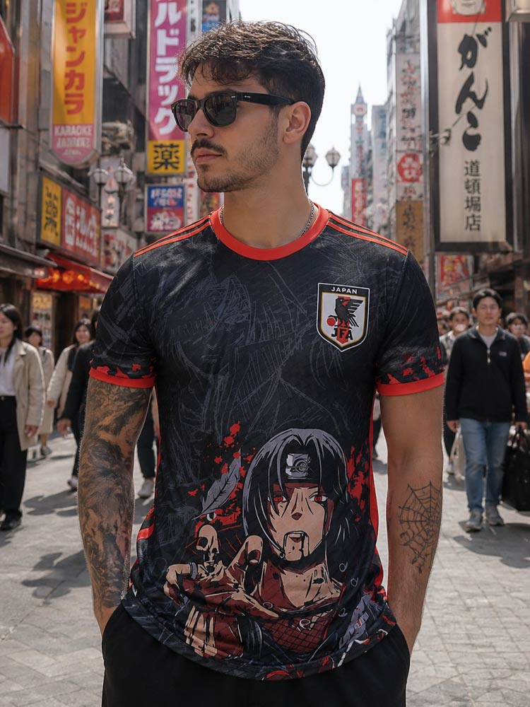 Homme portant un maillot du Japon noir d'Itachi dans une rue à Osaka