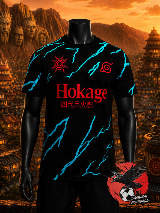 Maillot de Naruto Shippuden noir avec des éclairs bleus en référence à Minato. Logo Konoha au coeur, sceau de Kyubi à droite et sponsor Hokage au centre.
