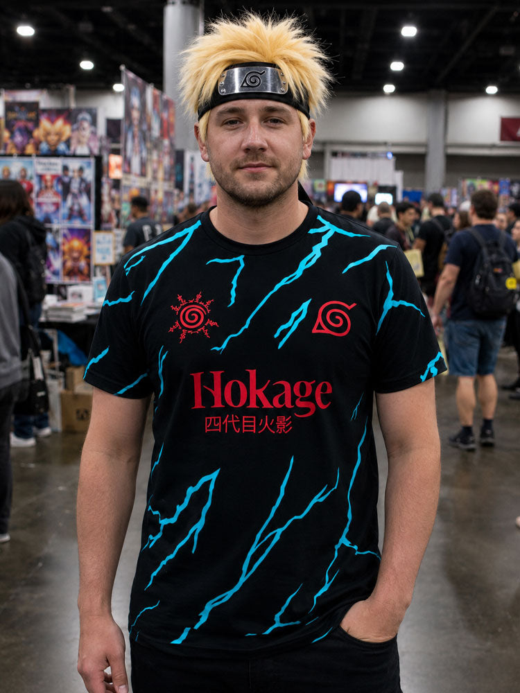 Maillot de Naruto Shippuden noir avec des éclairs bleus en référence à Minato, porté par un homme à la Japan Expo