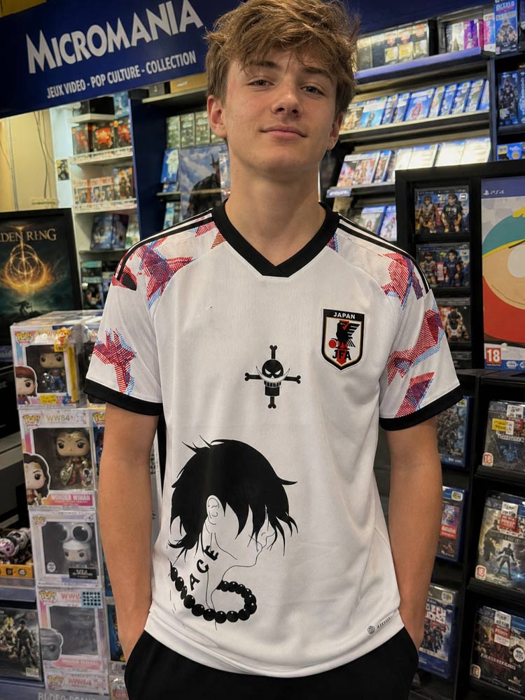 Maillot du Japon et de One Piece avec Portgas D. Ace porté par un client à Micromania