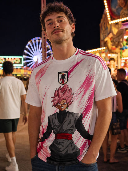 Maillot du Japon 2026 "Black Goku Rosé" porté par un homme dans une fête foraine de nuit