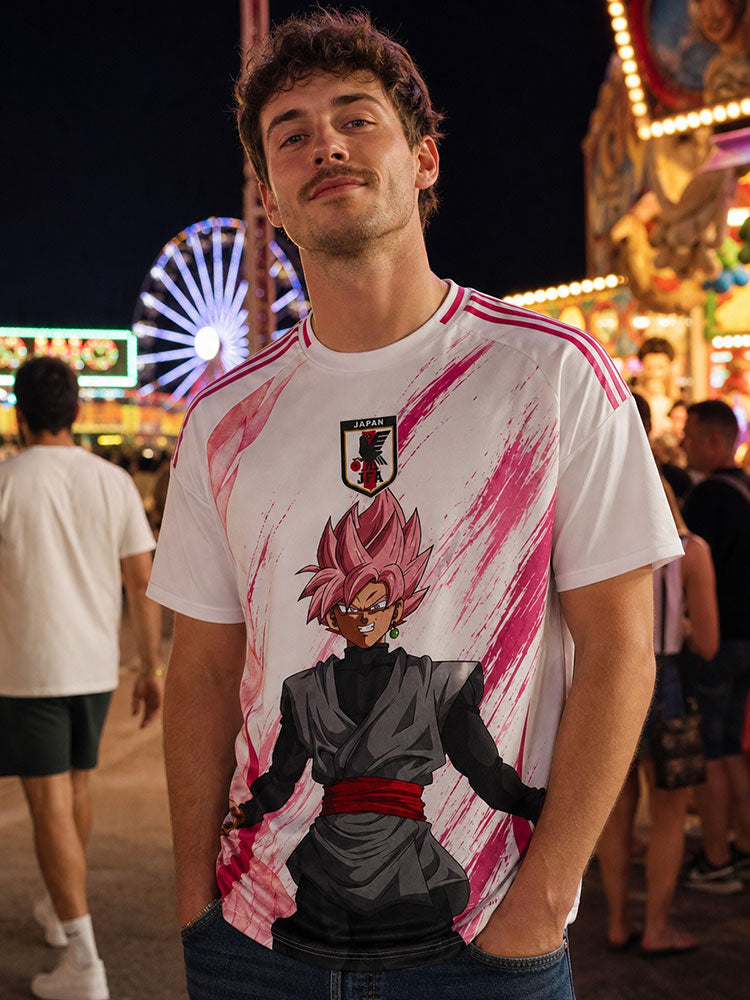 Maillot du Japon 2026 "Black Goku Rosé" porté par un homme dans une fête foraine de nuit
