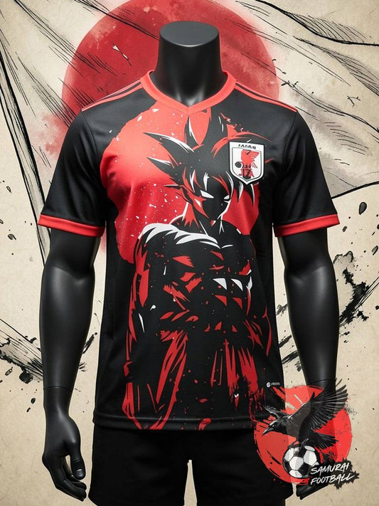 Maillot Japon noir Dragon Ball porté par mannequin, Goku en rouge sur fond éclaté stylisé.