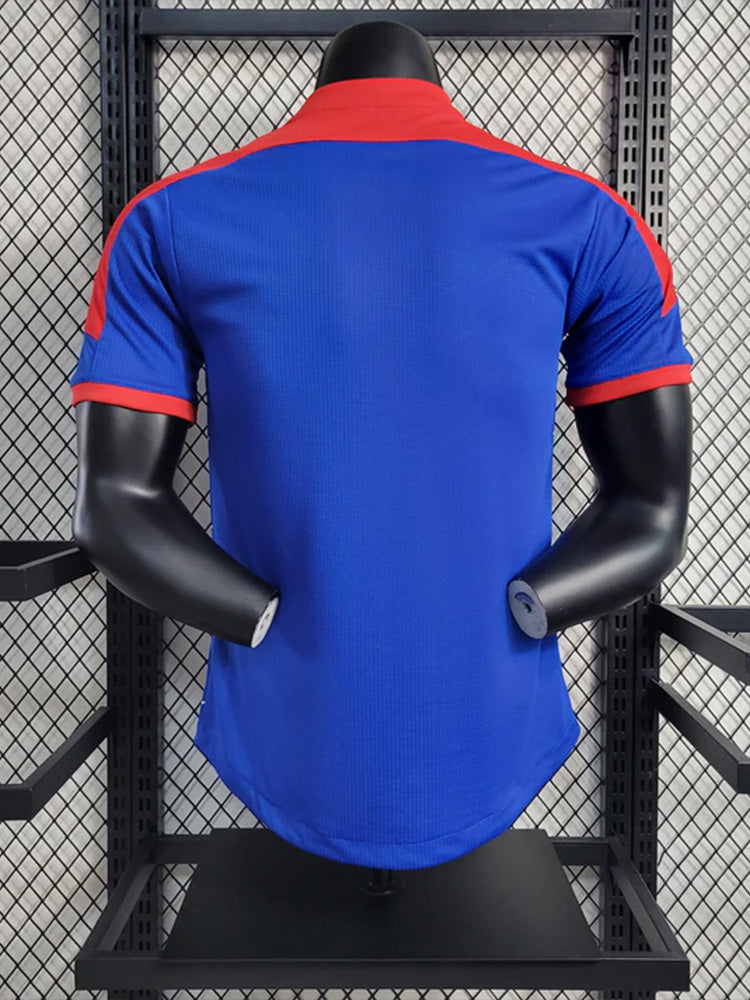 dos du maillot de football concept bleu et rouge de l'équipe du Japon version Saint-Seiya avec les personnages du Chevalier du Zodiaque