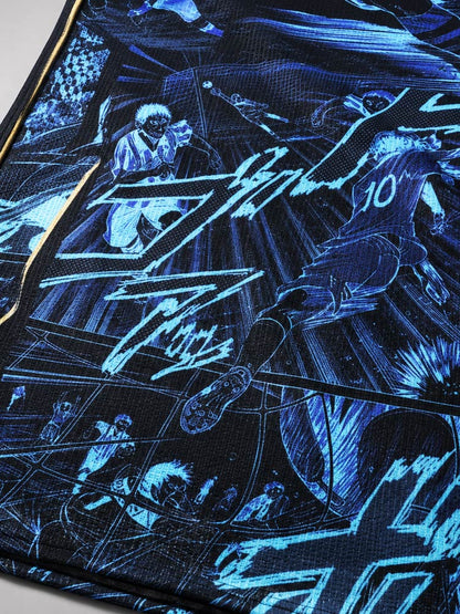 Zoom sur le tissu du maillot Japon Blue Lock, motif manga bleu détaillé et liseré doré