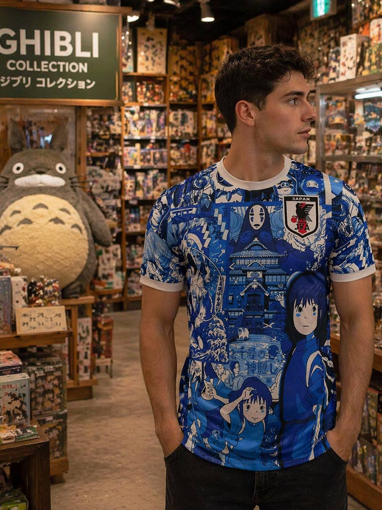 Maillot du Japon Le Voyage de Chihiro porté par un homme devant un rayon Ghibli avec Totoro en arrière-plan