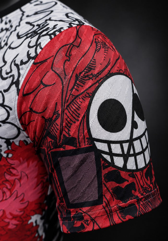 Détail de la manche du maillot du Japon Doflamingo One Piece : jolly roger grimaçant sur fond rouge, traits de manga noirs et texture du tissu