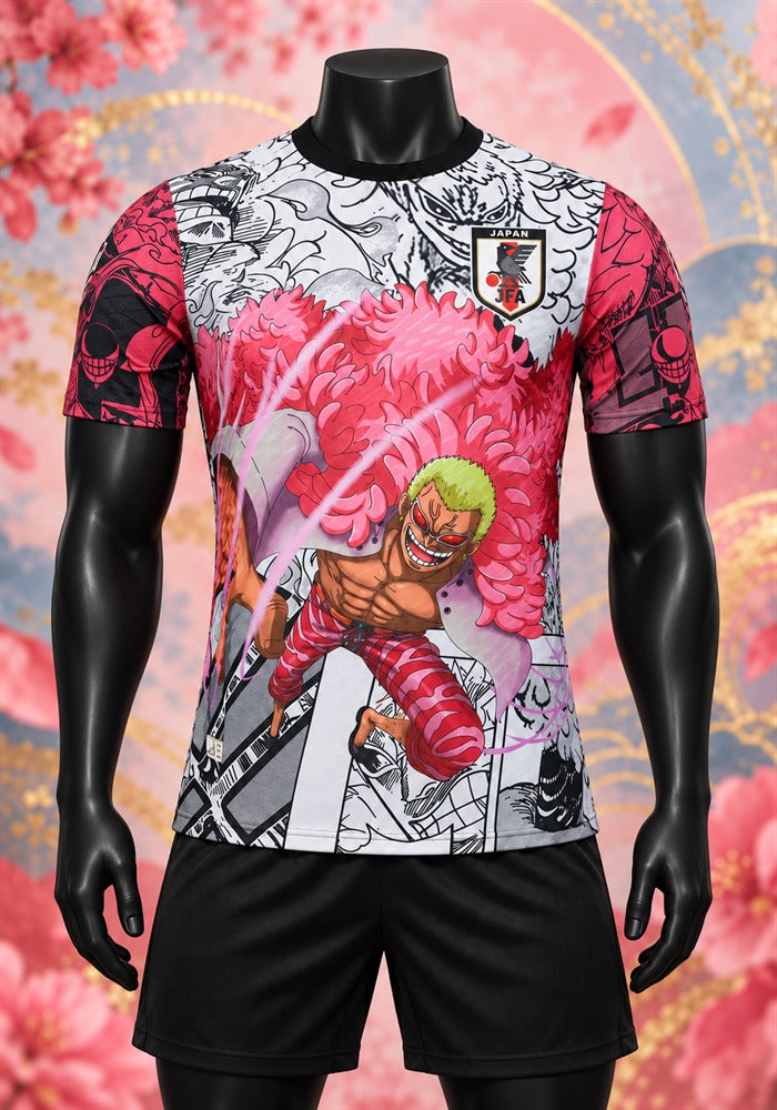 Maillot du Japon Doflamingo One Piece vu de face sur mannequin noir, manteau de plumes roses, planches de manga noir et blanc et fond floral abstrait rose et doré