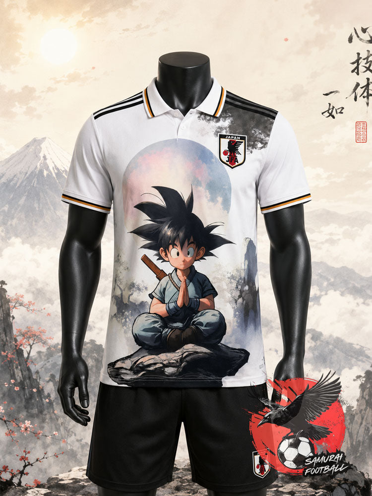 Polo de foot Japon Dragon Ball blanc, vue de face avec col et liseré orange, Goku enfant en méditation