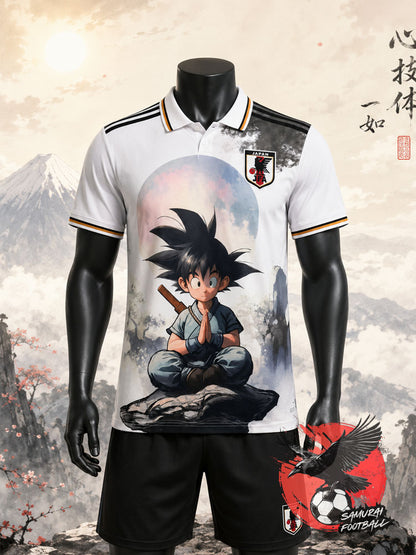 Polo de foot Japon Dragon Ball blanc, vue de face avec col et liseré orange, Goku enfant en méditation