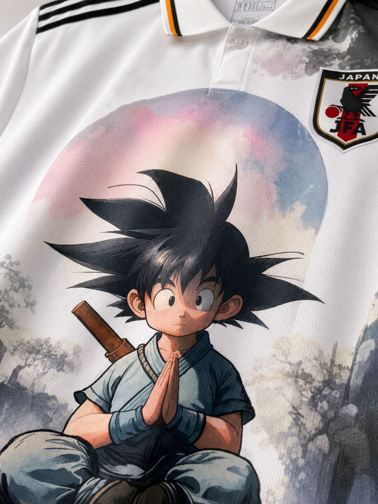 Zoom sur l'imprimé kid Goku méditant du polo Japon Dragon Ball blanc, style aquarelle