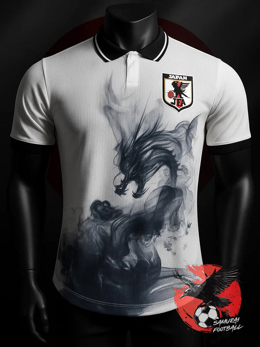 Maillot du Japon blanc avec un dragon noir dessiné à l'encre de chine