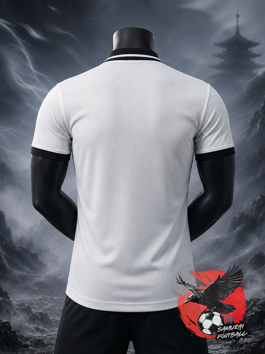 Maillot du Japon blanc avec un dragon noir dessiné à l'encre de chine
