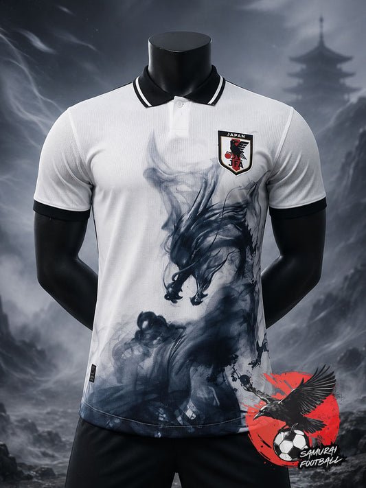 Maillot du Japon blanc avec un dragon noir dessiné à l'encre de chine