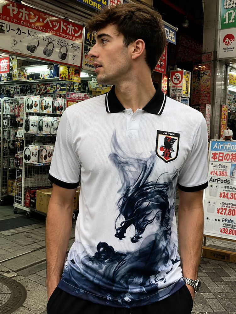Maillot du Japon blanc avec un dragon noir dessiné à l'encre de chine