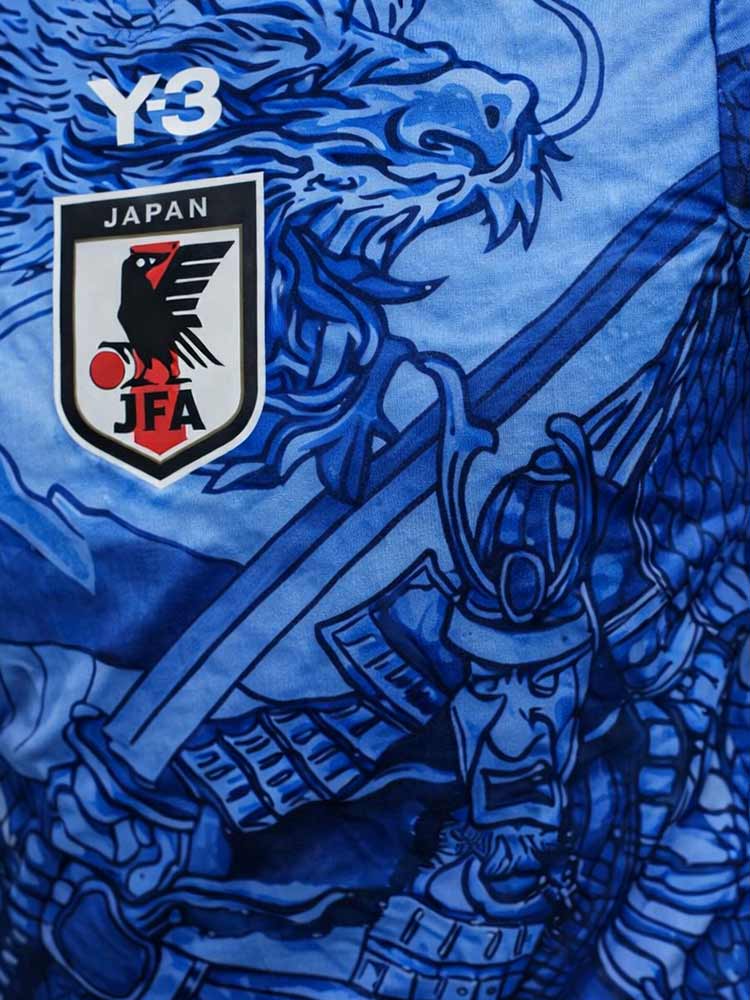 Zoom sur le maillot du Japon bleu avec un samouraï et un dragon