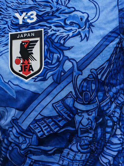 Zoom sur le maillot du Japon bleu avec un samouraï et un dragon