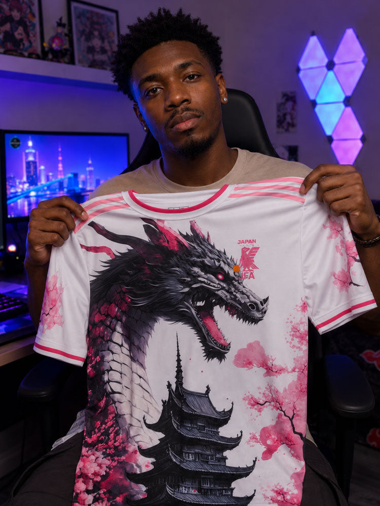 Maillot du Japon blanc avec un dragon noir et rose tenu par un client