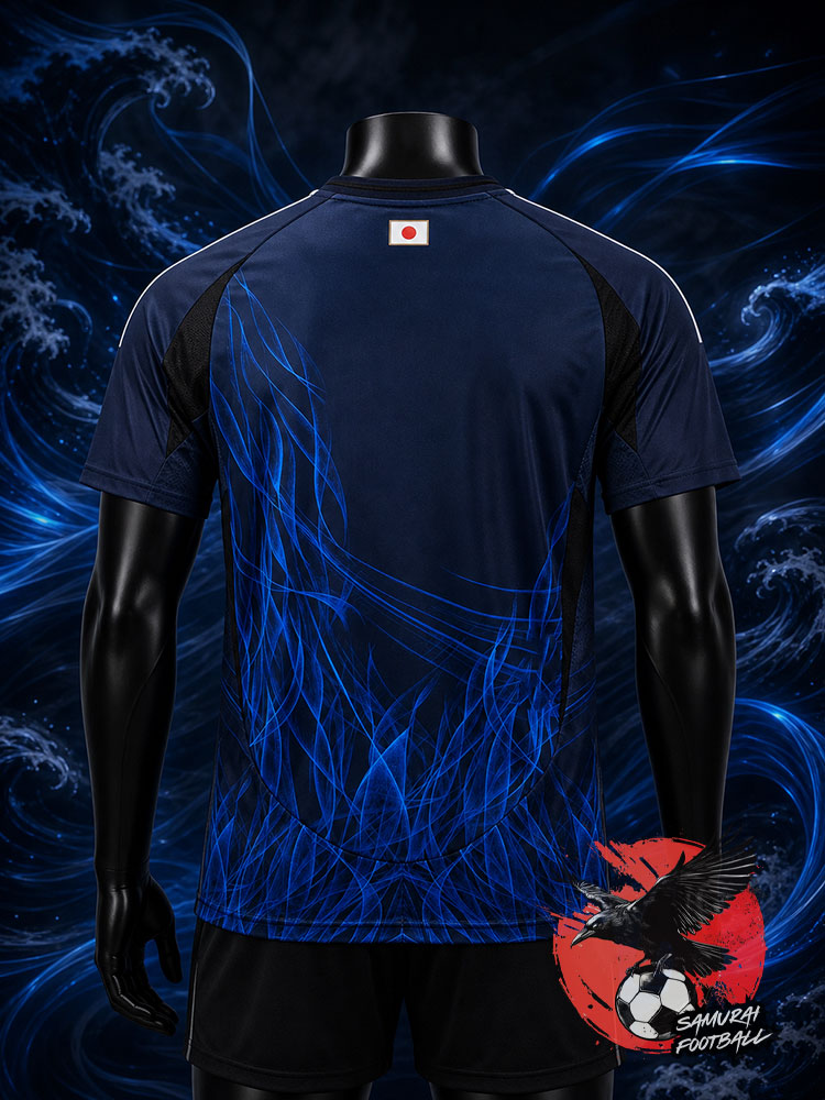 Dos du maillot du Japon 2026 bleu avec motifs abstraits électriques et petit drapeau japonais