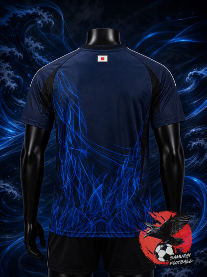 Dos du maillot du Japon 2026 bleu avec motifs abstraits électriques et petit drapeau japonais