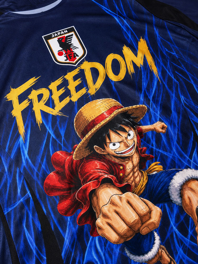 Maillot du Japon 2026 "Freedom" bleu avec visuel manga One Piece et motif flammes bleues
