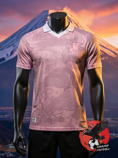 Maillot du Japon Fuji Rose face - maillot rose poudré avec motifs japonais en relief, col en V blanc, blason JFA ton sur ton, Mont Fuji en arrière-plan