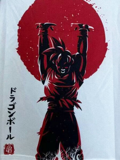 Design sérigraphié de Goku sur fond blanc, avec kanjis Dragon Ball et grand soleil rouge stylisé.