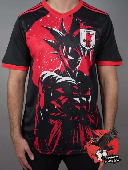 Maillot Japon noir Dragon Ball porté par mannequin, Goku en rouge sur fond éclaté stylisé.