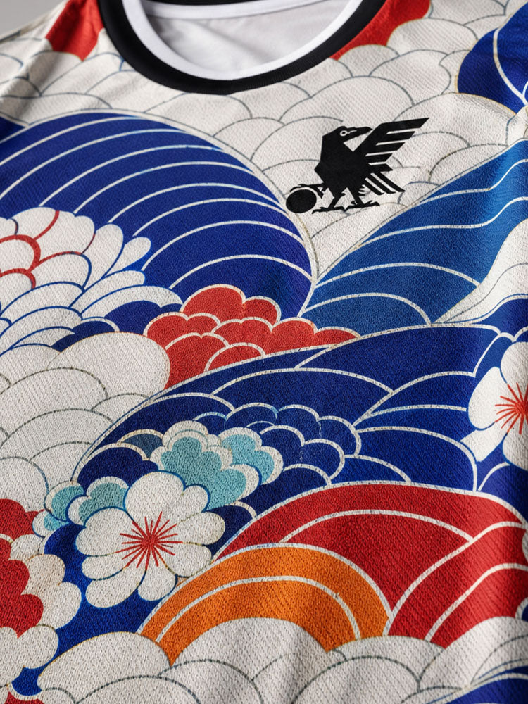Zoom tissu du maillot Japon Hana, motif vagues seigaiha et fleurs bleu rouge blanc