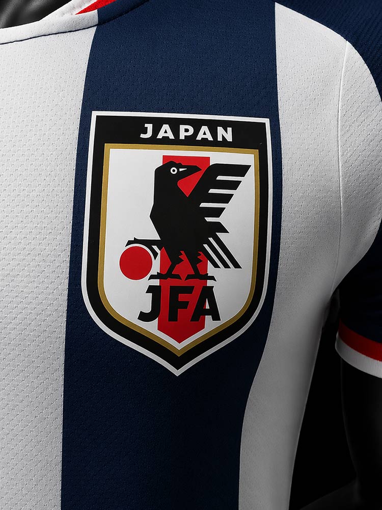 Gros plan sur le blason JFA du maillot du Japon Hokori - corbeau yatagarasu noir sur fond blanc et rouge, bordure dorée
