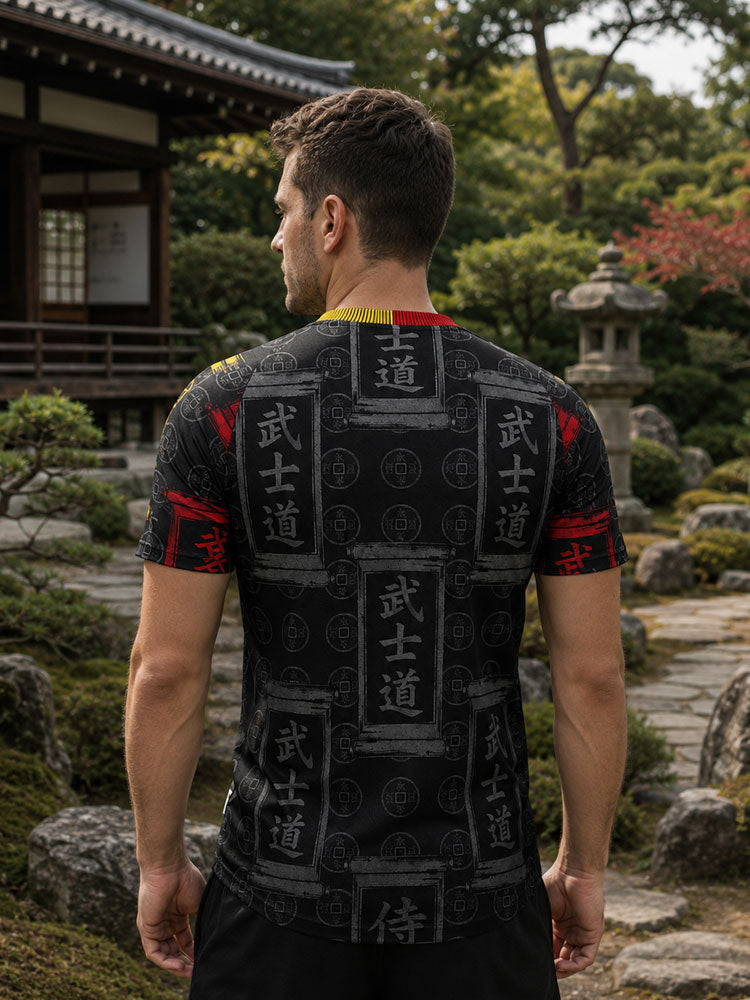 Homme portant le maillot Japon noir kanji Bushido dans un jardin japonais avec pagode